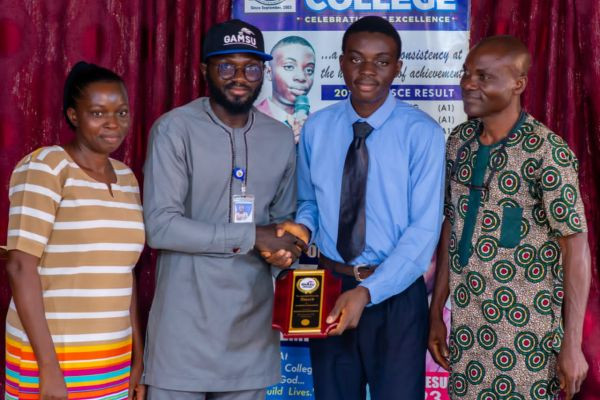 UNILORIN Medical Student, Shalom Adesina, Wins Gamaliel Onosode Award for Academic Excellence