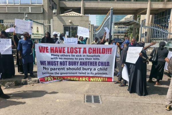 Parents Block Finance Ministry in Abuja Over 16-Month Unpaid Foreign Scholarship Allowances